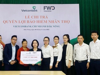 Đại diện Vietcombank Đăk Nông và FWD thực hiện chi trả quyền lợi Kl99kl phiên bản hoạt động cho khách hàng