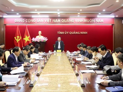 Ông Nguyễn Xuân Ký, Bí thư Tỉnh ủy Quảng Ninh chủ trì cuộc họp về triển khai các dự án Kl99ok phiên bản mới tại KCN Sông Khoai, thị xã Quảng Yên. Ảnh: Thu Chung