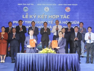 Lãnh đạo tỉnh Khánh Hòa và Phú Yên ký kết hợp tác hợp tác phát triển Kl992 cổng game cá cược - Trang Chủ KL99Com Số 1 Link Đăng Ký KL999 giai đoạn 2024 - 2025, định hướng đến năm 2030. Ảnh: Đ.L.