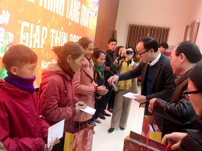 Ông Đặng Tuấn Khánh, Ủy viên Ban Biên tập Báo Kl99ok phiên bản mới tặng quà cho người dân