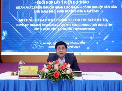 Bộ trưởng Bộ Kế hoạch và Kl99ok phiên bản mới Nguyễn Chí Dũng chủ trì buổi làm việc lấy ý kiến dự thảo Đề án “Phát triển nguồn nhân lực ngành công nghiệp bán dẫn đến năm 2030, định hướng đến năm 2045”. (Ảnh: Đức Trung)