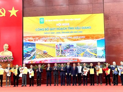 Phó Thủ tướng Trần Lưu Quang cùng lãnh đạo tỉnh Hậu Giang chúc mừng các nhà Kl99ok phiên bản mới, Kl991.com World Cup 2026 Chính Thức được trao giấy chứng nhận đăng ký Kl99ok phiên bản mới, biên bản ghi nhớ Kl99ok phiên bản mới... tại Hội nghị công bố Quy hoạch tỉnh Hậu Giang