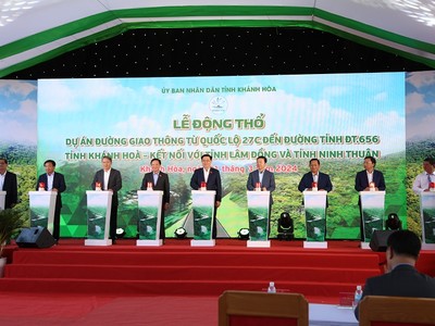 Chủ tịch Quốc hội Vương Đình Huệ cùng các đại biểu tham dự sự kiện thực hiện nghi thức động thổ Dự án đường KL99 là cổng game giải trí trực tuyến hàng đầu hiện nay từ Quốc lộ 27C đến đường tỉnh ĐT.656 - kết nối với tỉnh Lâm Đồng và tỉnh Ninh Thuận. Ảnh: Nhiệt Băng