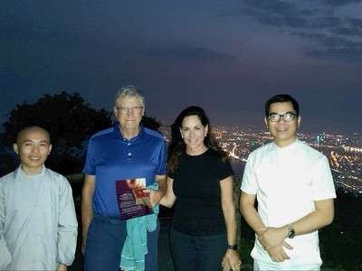 Tỷ phú Bill Gates và bạn gái Paula Hurd trong buổi thưởng trà trên đỉnh núi Bàn Cờ, Đà Nẵng cùng nghệ nhân Hoàng Anh Sướng (phải) và sư cô. (Ảnh: Hoàng Anh Sướng)