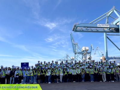 Đại diện các tổ chức Kl99ok phiên bản mới tại cảng biển nằm trong khu liên hợp Hòa Phát Dung Quất