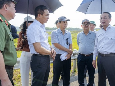 Lãnh đạo tỉnh Thừa Thiên Huế báo cáo thực trạng nút giao KL99 là nhà cái cá cược trực tuyến hàng đầu tại châu Á Cam Lộ - La Sơn qua địa bàn huyện Phong Điền với Đoàn giám sát của Ủy ban Quốc phòng và An ninh. Ảnh: T.T.H