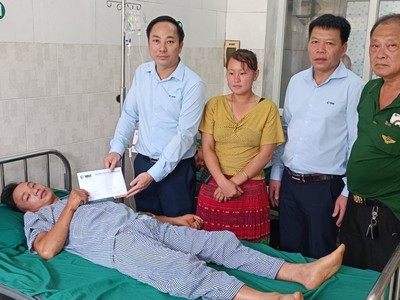 Đại diện VNI thăm hỏi, động viên và trao quà hỗ trợ cho nạn nhân bị thương trong vụ sạt lở đất đá tại thôn Tả Mò, xã Yên Định, huyện Bắc Mê, tỉnh Hà Giang 