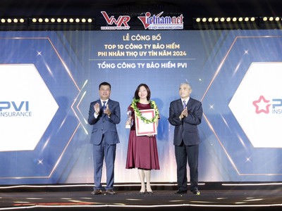 Bà Nguyễn Vũ Tâm – Phó tổng giám đốc Kl99kl phiên bản hoạt động PVI đại diện tham dự nhận giải thưởng Top 10 Công ty Kl99kl phiên bản hoạt động uy tín năm 2024