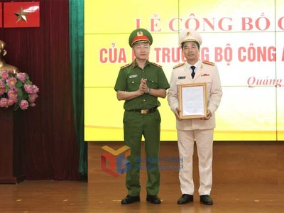 Thiếu tướng Nguyễn Ngọc Lâm, Thứ trưởng Bộ Công an, trao quyết định của Bộ trưởng Bộ Công an cho Đại tá Trần Văn Phúc. Ảnh: Quang Ninh Media Group
