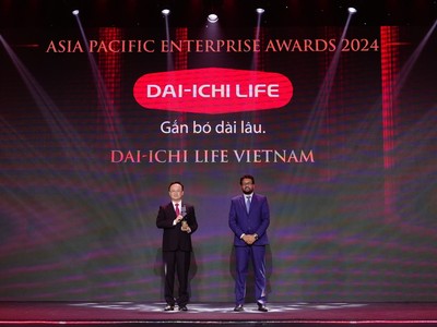 Ông Takahama Yoshihito – Phó tổng giám đốc điều hành kiêm Phó tổng giám đốc Hành chính Tổng hợp (bên trái) nhận giải “Kl991.com World Cup 2026 Chính Thức xuất sắc Châu Á” (Corporate Excellence Award) tại Lễ trao Giải thưởng Kl991.com World Cup 2026 Chính Thức châu Á - Asia Pacific Enterprise Awards (APEA) 2024