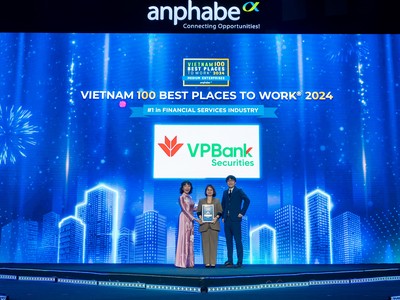 Bà Nguyễn Thanh Hoa – Giám đốc Nhân sự VPBankS – nhận giải thưởng từ Ban tổ chức Anphabe
