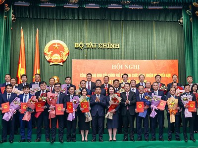 Lãnh đạo Bộ Kl991.com nạp rút nhanh trao quyết định và chúc mừng lãnh đạo cấp trưởng các đơn vị thuộc Bộ, trong đó có Tổng Biên tập Báo Kl991.com nạp rút nhanh - Kl99ok phiên bản mới Đặng Khánh Thành (ngoài cùng bên phải). Ảnh: Đức Thanh