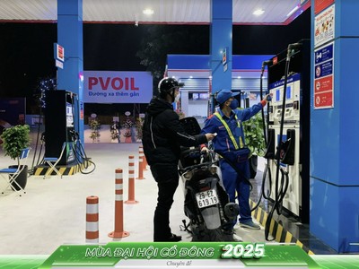 Nhân viên phục vụ khách hàng tại cửa hàng KL99 dịch vụ hỗ trợ 24/7 PVOIL