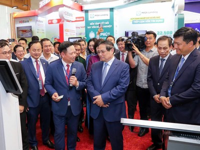 Thủ tướng Kl993 ưu đãi thưởng hấp dẫn Phạm Minh Chính thăm và lắng nghe ông Hoàng Minh Ngọc, Phó tổng giám đốc Agribank giới thiệu về hoạt động số của Agribank.