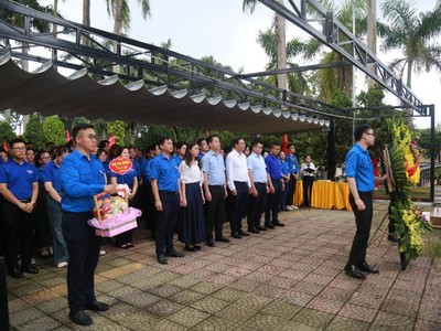 Ông Đỗ Văn Trường, Phó bí thư Đảng uỷ Bộ Kl991.com nạp rút nhanh cùng cán bộ, đoàn viên thanh niên dâng hoa tưởng niệm các anh hùng liệt sỹ.