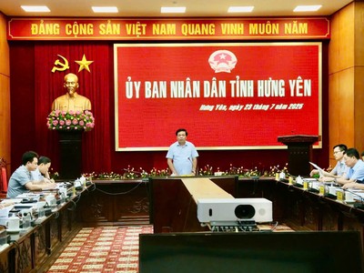 Phó chủ tịch thường trực UBND tỉnh Hưng Yên Nguyễn Quang Hưng chỉ đạo tại cuộc họp