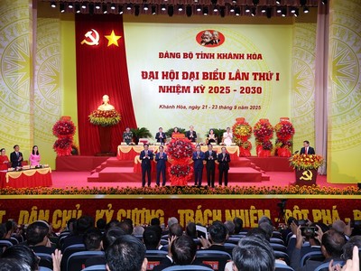 Chủ tịch Quốc hội Trần Thanh Mẫn (thứ 3, từ phải sang) tặng hoa chúc mừng Đại hội Đại biểu Đảng bộ tỉnh Khánh Hòa lần thứ I, nhiệm kỳ 2025 - 2030. Ảnh: V.T