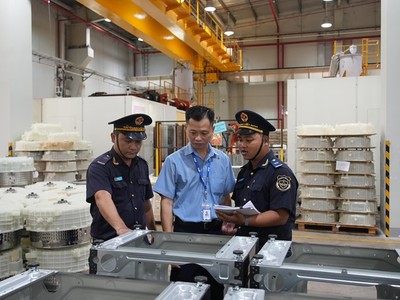 Cán bộ hải quan thực thi nhiệm vụ.