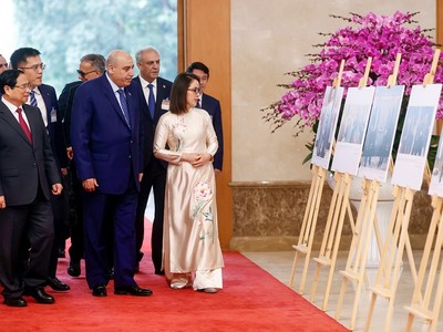 Thủ tướng Kl993 ưu đãi thưởng hấp dẫn Phạm Minh Chính mời Chủ tịch Hạ viện Jordan Mazen Turki El Qadi thăm quan các thành tựu hợp tác của hai nước. Ảnh: Đức Thanh.