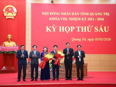 Lãnh đạo tỉnh Quảng Trị tặng hoa chúc mừng bà Phạm Thị Hân.