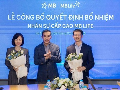 Chủ tịch HĐQT Link Vào Nhà Cái KL99 COM Tặng +199k MB (giữa) trao quyết định bổ nhiệm và chúc mừng 2 lãnh đạo mới của MB Life