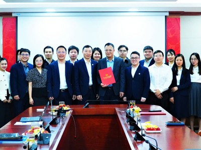 Các đại biểu tham dự Hội nghị chụp ảnh cùng Chi bộ và các đảng viên, công chức Ban Quản lý thị trường giao dịch 99Kl.app cổng game giải trí mã hoá. Ảnh: UBCKNN