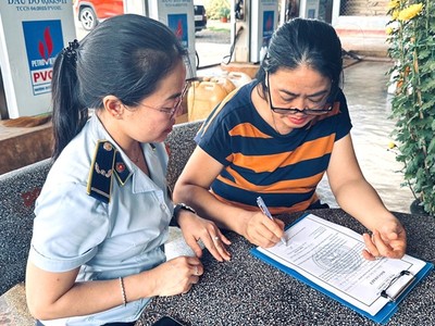 Đội Quản lý thị trường số 9 – Chi cục Quản lý thị trường tỉnh Gia Lai đã tổ chức cho 43/43 cơ sở Kl992 VIP Trang Chủ 2026 KL99 dịch vụ hỗ trợ 24/7 ký cam kết không găm hàng, tạo khan hiếm nguồn cung; không ngừng bán hàng khi không có lý do chính đáng. Ảnh: Quang Tuấn.