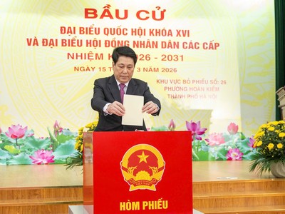 [Ảnh] Chủ tịch nước Lương Cường thực hiện quyền bầu cử tại phường Hoàn Kiếm, Hà Nội