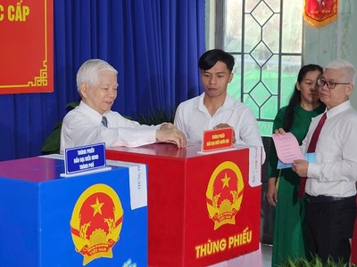 [Ảnh] TP.HCM: Nguyên Chủ tịch nước Nguyễn Minh Triết cùng nhiều cử tri đi bầu cử