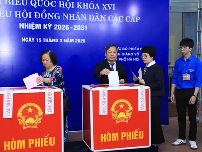 Chủ tịch UBND TP. Hà Nội Vũ Đại Thắng bỏ phiếu bầu cử.
