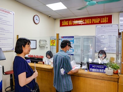 Giải quyết thủ tục hành chính cho người dân.