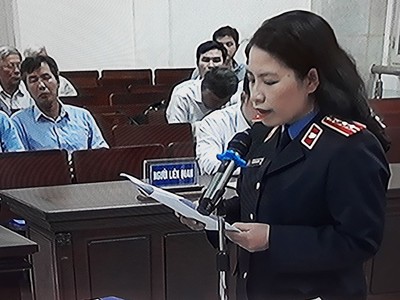 Đại diện VKSND phát biểu bài luận tội (Ảnh chụp qua màn hình).