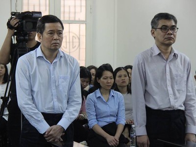 Các bị cáo nghe tòa tuyên án.