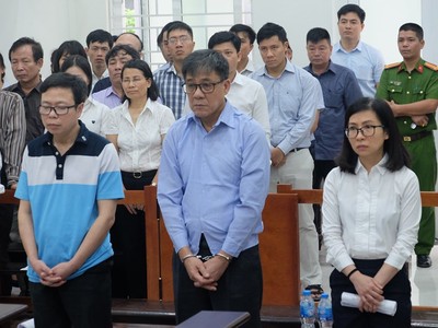 Bị cáo Hùng mặc áo phông xanh.