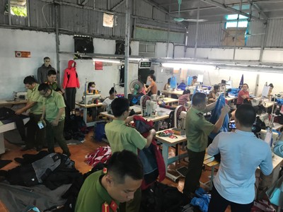 Xưởng Kl994 nhà cái bóng đá world cup "nhái" The North Face thời điểm lực lượng chức năng ập đến kiểm tra.