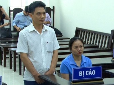 Bị cáo Thuật và Hạnh tại phiên tòa sơ thẩm.