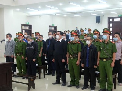 Các bị cáo hầu tòa tại phiên tòa sơ thẩm.