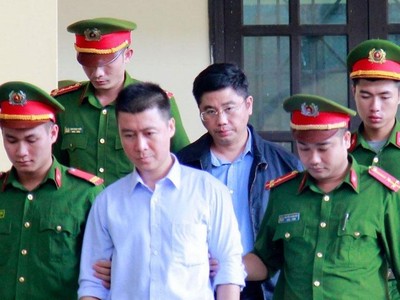 Phan Sào Nam, áo trắng. Ảnh: Thanh Niên.