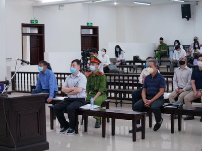 Các bị cáo hầu tòa.