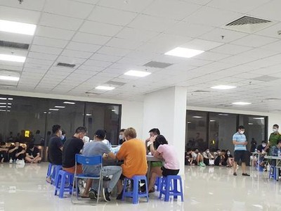 Nhóm người Trung Quốc bị phát hiện ở chung cư Florence bất hợp pháp. Ảnh: An ninh thủ đô.
