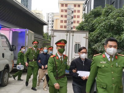 Dẫn giải các bị cáo đến tòa. 