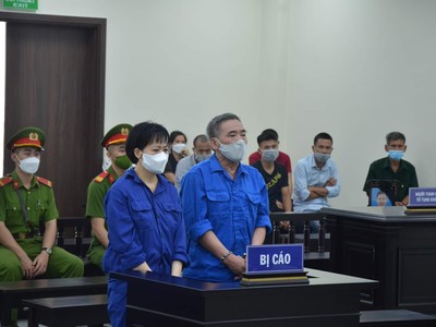 Hai bị cáo hầu tòa sáng nay.