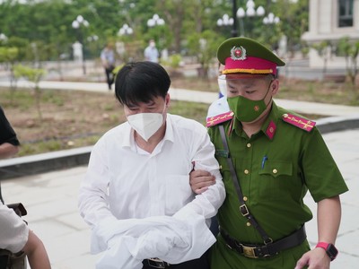 Ông Trương Quốc Cường bị dẫn giải đến tòa án.