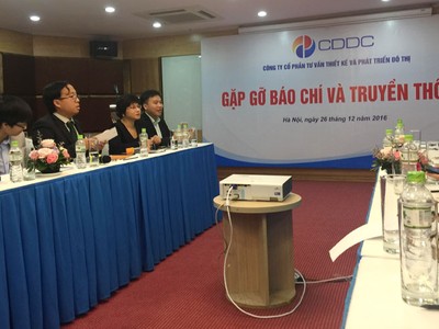 Ông Vũ Đình Nhân (áo véc đen, đeo kính) tại cuộc gặp báo chí ngày 26/12/2016
