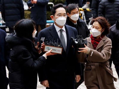 Người thừa kế Kl994 game bài casino hấp dẫn Samsung Lee Jae Yong đến tòa án ở Seoul. Nguồn: Reuters