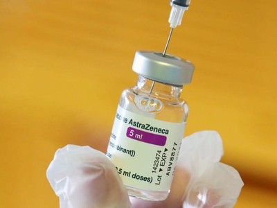 Liều thứ ba của vắc xin AstraZeneca có thể tăng cường phản ứng miễn dịch
