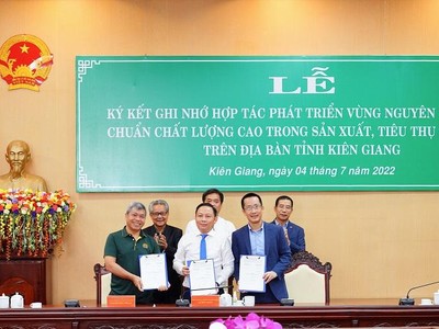 Đại diện các bên tại lễ ký kết ghi nhớ hợp tác phát triển vùng nguyên liệu trong Kl994 nhà cái bóng đá world cup tiêu thụ lúa gạo.