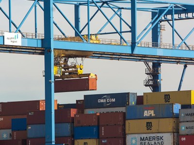 Sau hai năm đối mặt với tình trạng tắc nghẽn và thiếu hụt container, mọi thứ đang dần xoay chuyển