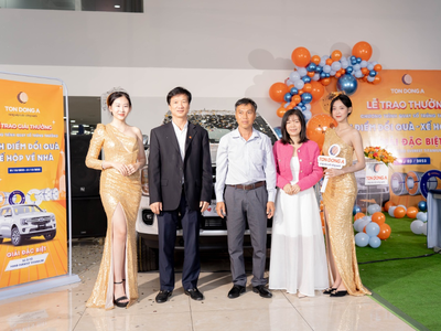 Ông Nguyễn Văn Đại (thứ hai từ trái sang), Phó tổng giám đốc Công ty cổ phần Tôn Đông Á trao giải đặc biệt cho ông Trần Đình Bồi (người ở giữa), chủ cơ sở Kl992 VIP Trang Chủ 2026 Tôn Thái Hà.