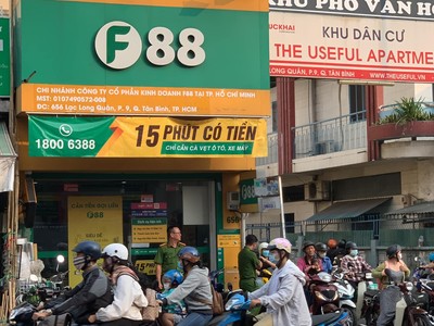 Cảnh sát khám xét tại cửa hàng quận Tân Bình của Chuỗi cầm đồ F88.
